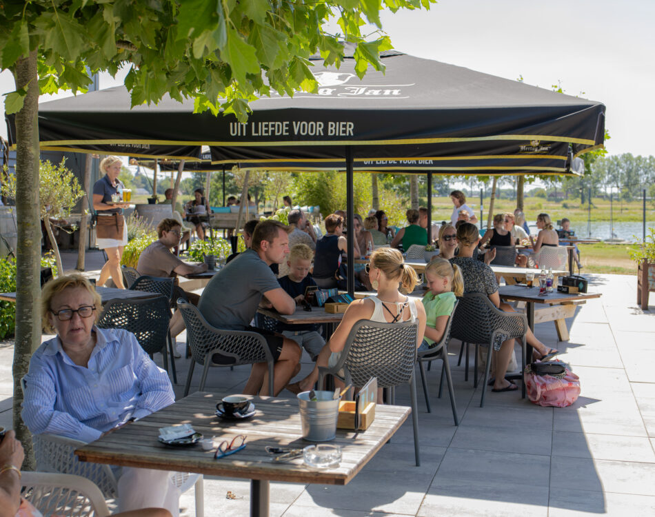 Terras aan het water
